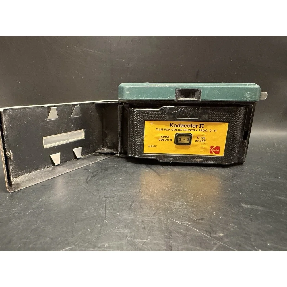 Kodak Hawkeye Instamatic R4 Vintage‎ Camera with Kodacolor II Film – Untested